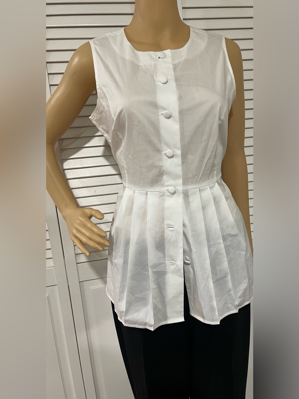 Brooks Brothers White Sleeveless Pleated Button Front Blouse